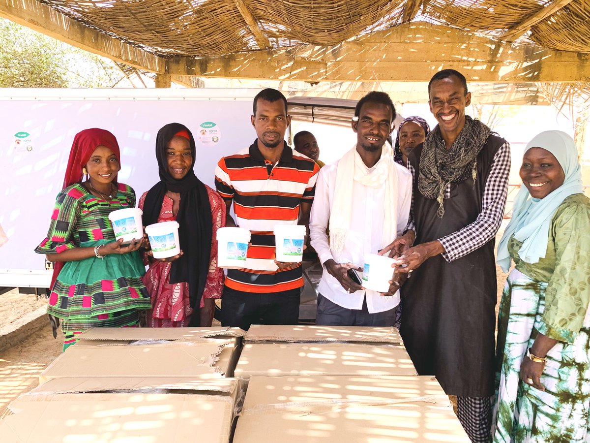 Cncr_Senegal's tweet image. Podor : le Cncr octroie un tricycle frigorifique aux jeunes/femmes de l'unité de production de lait de l'ADENA/Namarel. Le #Cncr  y a joint des pots avec étiquettes pour un meilleur positionnement de leurs produits laitiers sur le marché. Dotation faite ds le cadre du #Prolait.