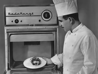 1st tech invention in restaurant industry!!

In 1945, Percy Spencer invented the MICROWAVE OVEN, the accident that changed the world!⚡️

It revolutionized kitchens by cutting cooking times &amp; speeding up service.

#RestaurantTech #FoodHistory #MicrowaveMagic