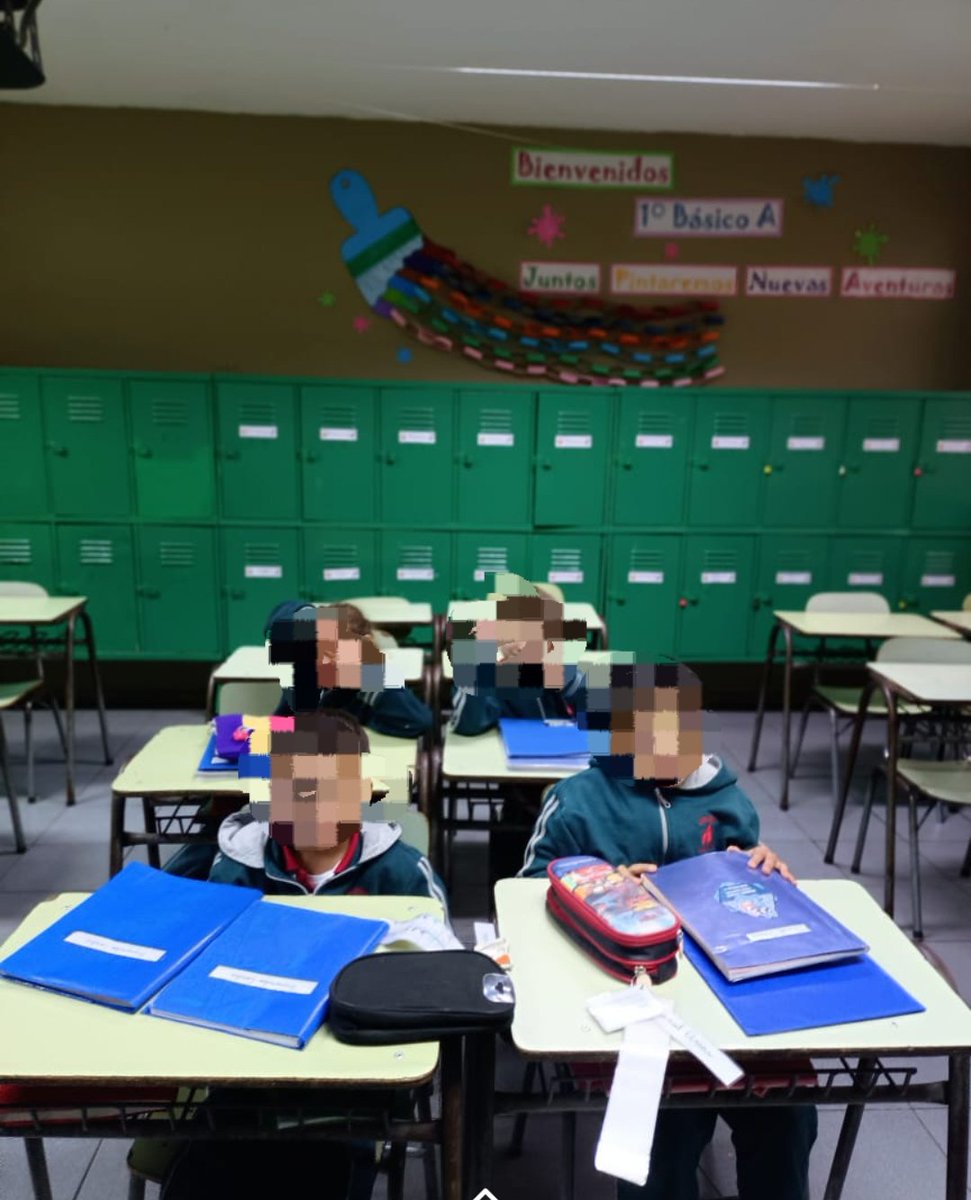 SilMalMal's tweet photo. @BuenosDiasTVN  vivo a cuadras del monumental. Mis hijas van a estudiar cerca. El jardín infantil suspendió las clases y esta foto es del curso de mi hija hoy (fueron 4 de 29). Yo no podré trabajar por su seguridad hoy por los desórdenes. El mundo al revés 🙃 https://t.co/ipVhy0UFUu