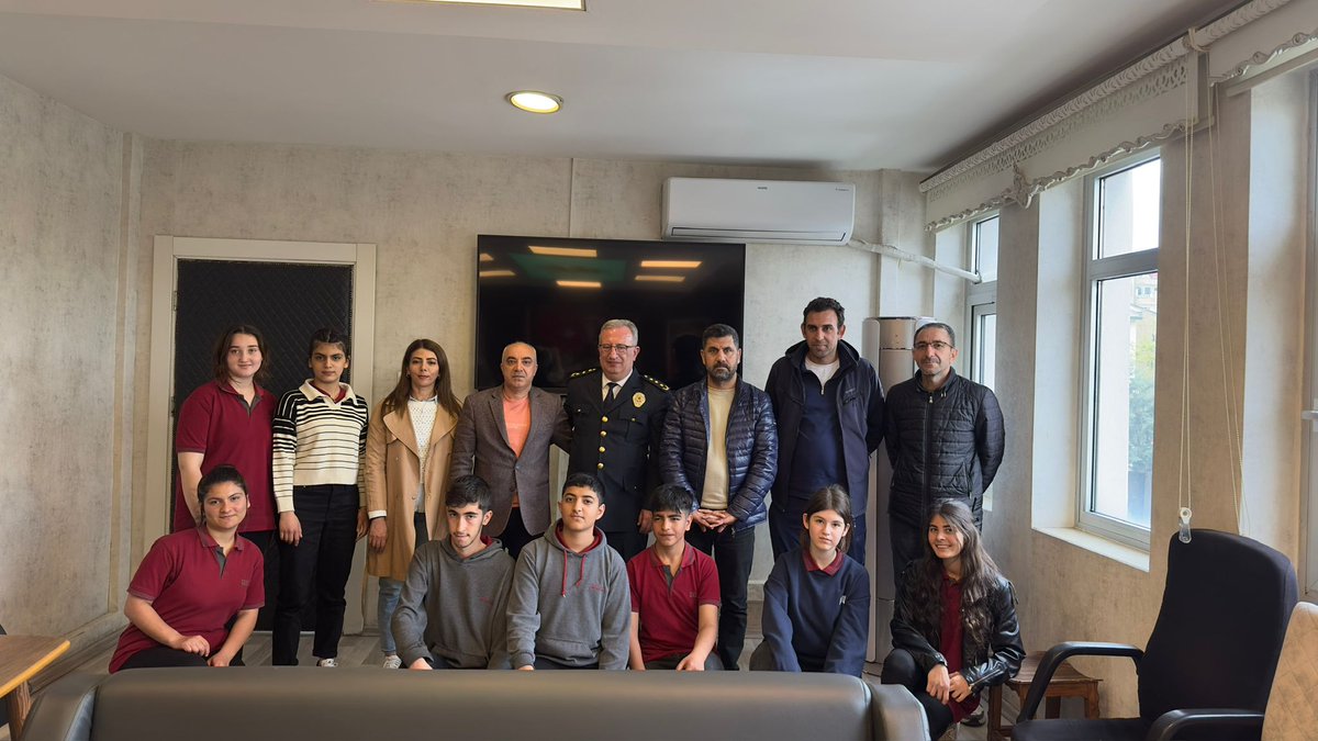 Polis Teşkilatımızın 180. yıl dönümünde, Okul Müdürümüz Ferat Deniz KAYA öncülüğünde öğrencilerimizle Yenişehir İlçe Emniyet Müdürü Sedat KAYRAK’ı ziyaret ettik. Nazik kabulleri için teşekkür ederiz.
<a href="/Yusuf__Tekin/">Yusuf Tekin</a>
<a href="/vali_zorluoglu/">Murat Zorluoğlu</a>
<a href="/Yunus__ATAMAN/">Yunus ATAMAN</a>
<a href="/Murat4Kucukali/">Murat Küçükali</a>
<a href="/husamettin_atli/">Hüsamettin ATLI</a>