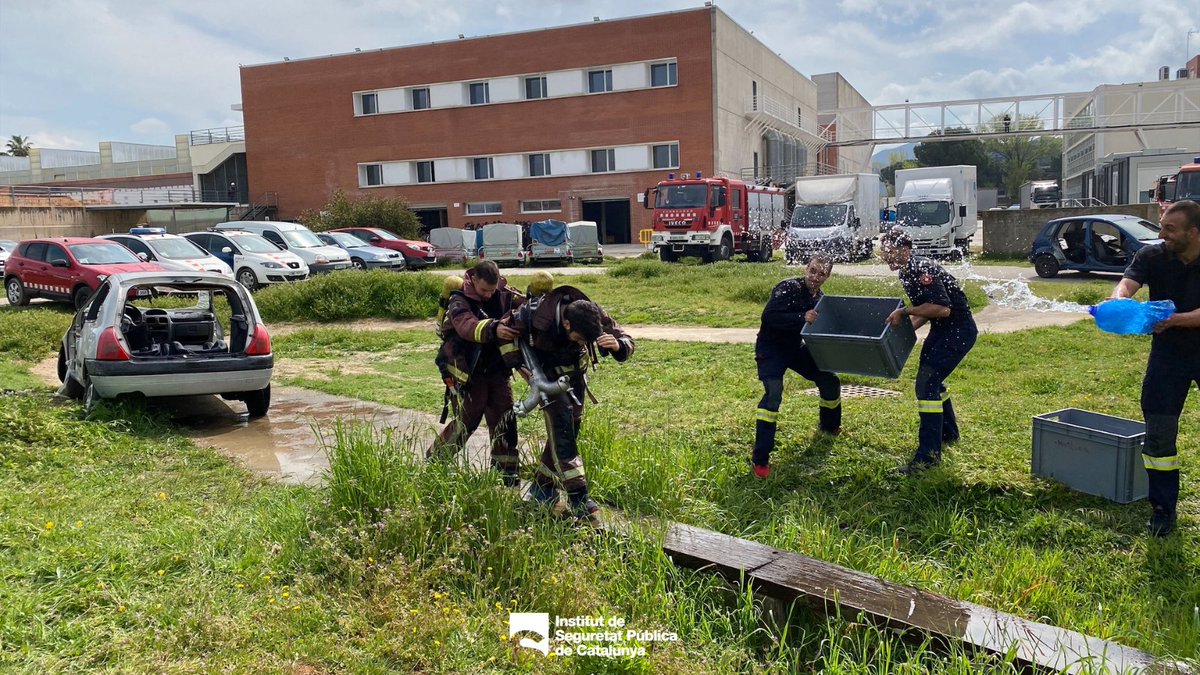 ispccat's tweet photo. L’alumnat del Curs bàsic per a bombers i bomberes de Barcelona celebren avui el pas d’equador, amb activitats i jocs que posen a prova enginy, destresa, força, germanor i capacitat de treball en equip entrenats al seu pas formatiu de 900 hores a l’ISPC. Que passeu un gran dia! https://t.co/bhkwwvRqhZ