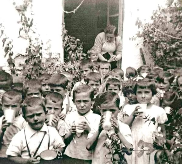 XEL56's tweet image. Repartindo o leite na porta dun colexio de Lugo. Os anos 40. (Arquivo Histórico Provincial de Lugo)