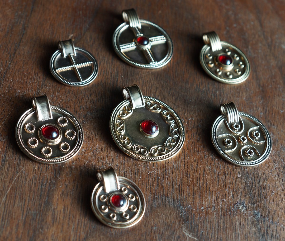 paramedieval's tweet photo. I fabricated these medallions as a prize to the strong of body - and few for the strong of purse - for this Spring's work party campout. #ReturnToTheLand
Gilded base metals, foiled glass.
Designed after 6th century Anglo Saxon finds. https://t.co/1rvMn37EaF