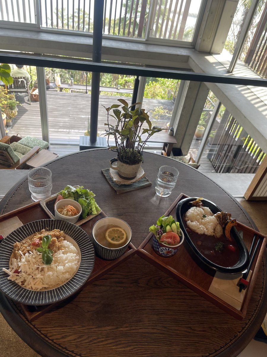 welcomeakechan's tweet photo. 海沿いの素敵なカフェ行ってきた☕️🩷吹き抜けの２階席で雰囲気良かったから下から写真撮ったらﾑｽｺ脚しか写らん😂犬神家ポーズ https://t.co/trA2SAqrmS