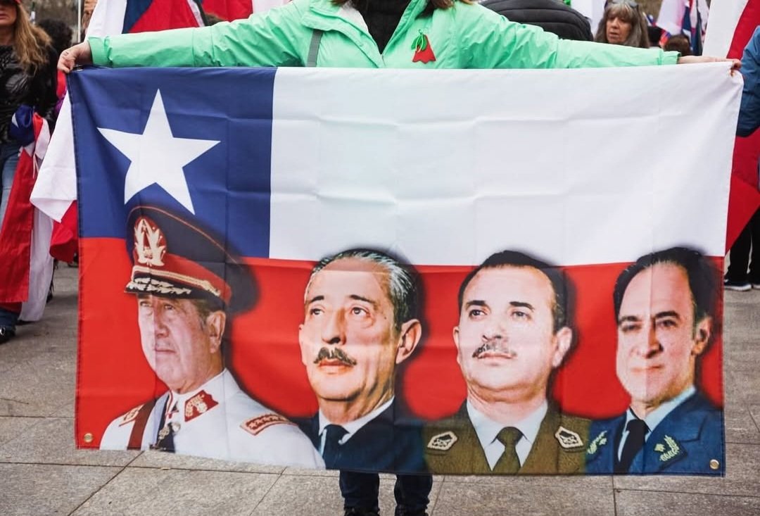 BazarPatriota's tweet photo. Bandera de Chile con la Junta Militar de 1973 que impidió que nuestro país fuera Cuba

Envío a todo Chile 

Consultas por mensaje 

#banderadechile #juntamilitar1973 #pronunciamientomilitar #Pinochet #leigh #Merino #mendoza #banderasbazarpatriota #banderajuntamilitar1973 https://t.co/S97tt2WJMN