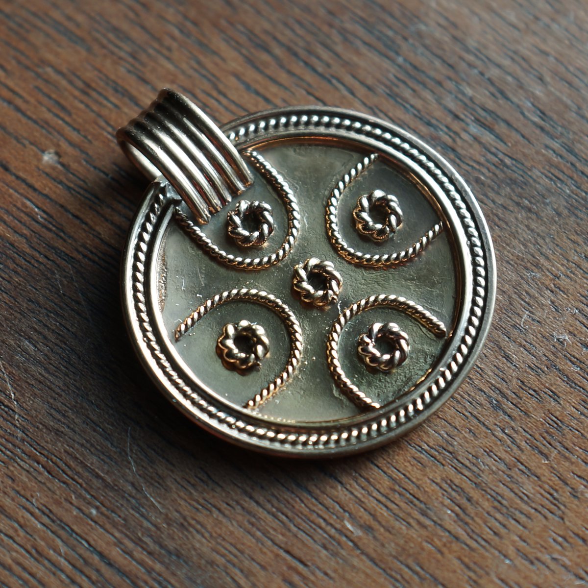 paramedieval's tweet photo. I fabricated these medallions as a prize to the strong of body - and few for the strong of purse - for this Spring's work party campout. #ReturnToTheLand
Gilded base metals, foiled glass.
Designed after 6th century Anglo Saxon finds. https://t.co/1rvMn37EaF
