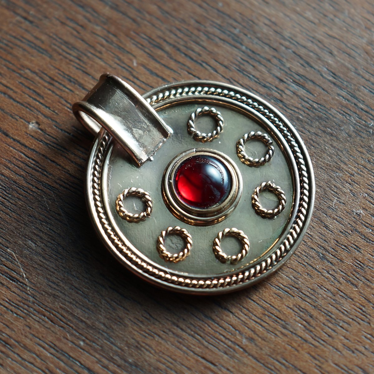 paramedieval's tweet photo. I fabricated these medallions as a prize to the strong of body - and few for the strong of purse - for this Spring's work party campout. #ReturnToTheLand
Gilded base metals, foiled glass.
Designed after 6th century Anglo Saxon finds. https://t.co/1rvMn37EaF