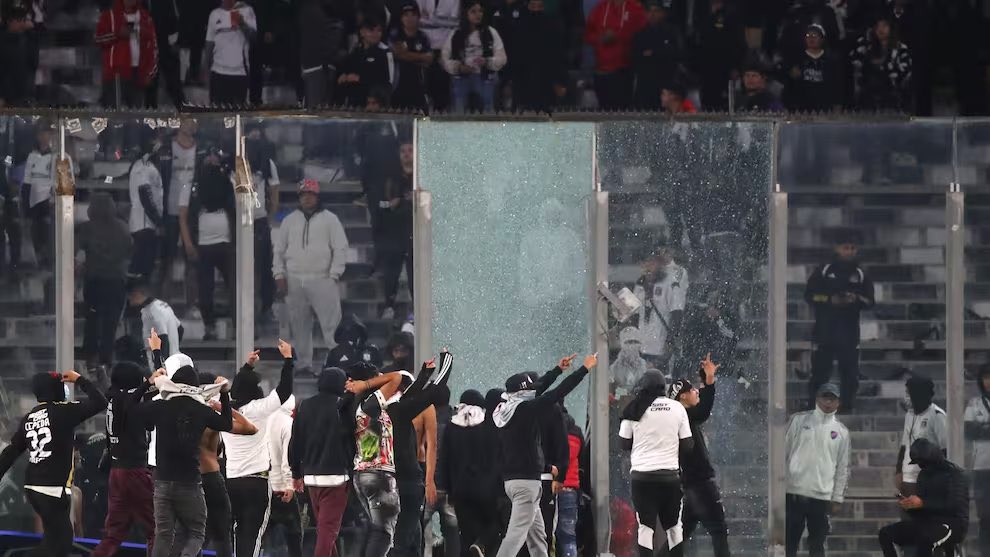 joseantoniokast's tweet photo. Lo ocurrido en el Monumental es una tragedia. Dos jóvenes mueren afuera de un partido de fútbol y lo que era espectáculo, se sale completamente de control. Una vez más, la violencia se impone y los verdaderos hinchas se siguen alejando del fútbol. ¿Estadio seguro? Un vergüenza. https://t.co/PRPumhqThp