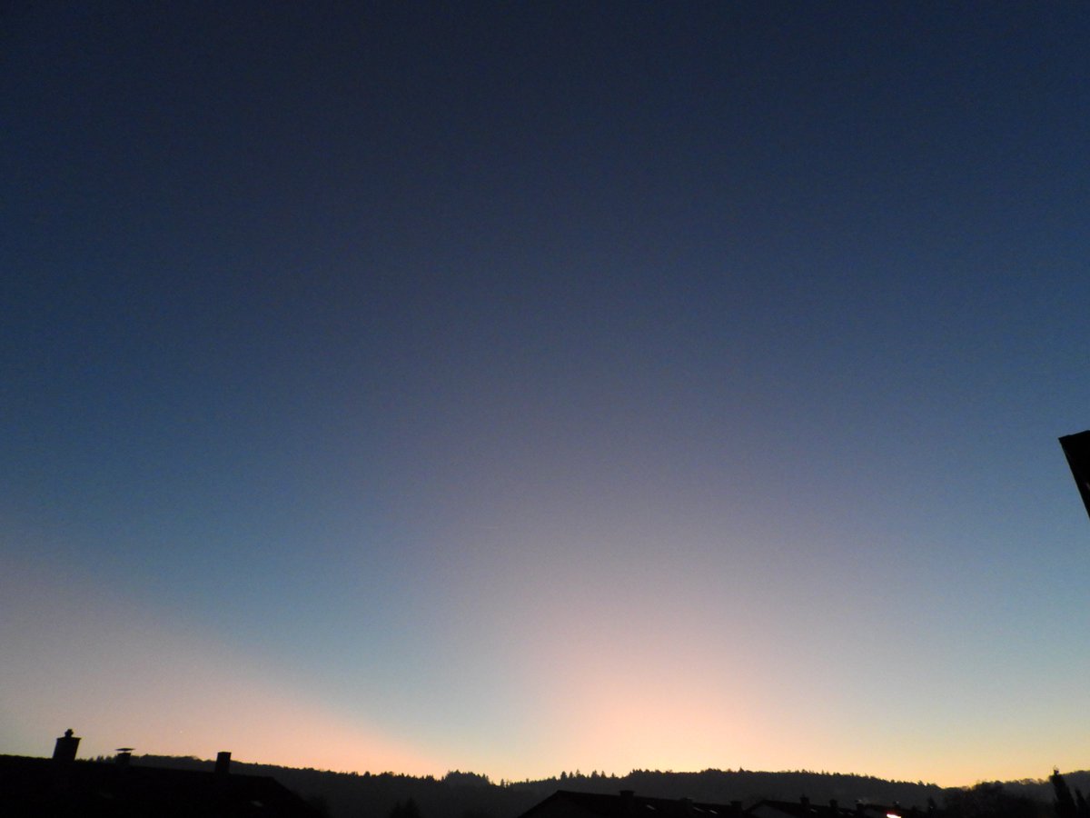 Has anyone heard of the name of this effect I saw during a #sunset? It looks like an #aurora, but it definitely isn’t. Any ideas? (the photos are not modified; the colors are original)