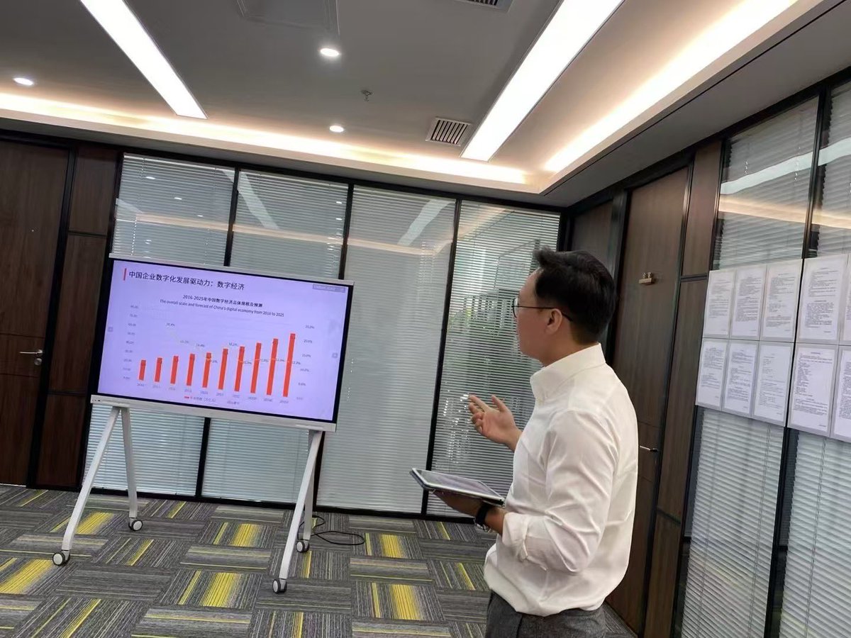 weiwilliam76309's tweet photo. RWA代币化依赖现有金融资产框架，受严格监管，比较难捕捉实体经济直接价值。
想象新路径：将实体经济基础元素转化为数字代币，可代表所有权、交易及使用。它有直接性、灵活性、创新性、低监管特点。虽面临资产一致性、法律监管等挑战，但为经济融合提供新视角。 https://t.co/jVW0CQGeuZ