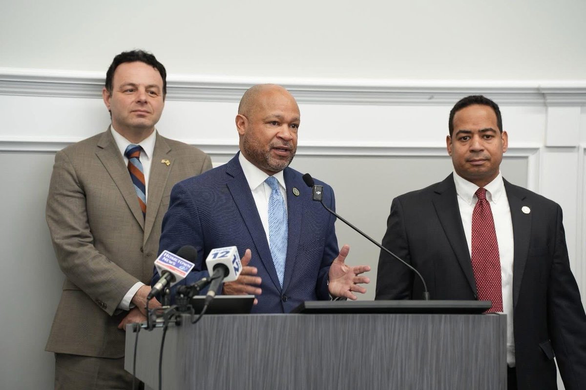 BenjieWimberly's tweet photo. Yesterday's press conference @PVWC with Executive Director Jim Mueller, Mayor Sayegh, Mayor Lora, Mayor Grabowski and NJ SHARES Executive Director Cheryl Stowell introducing water assistance with SHARES. #NJSHARES #PVWC https://t.co/LukblNNzx6