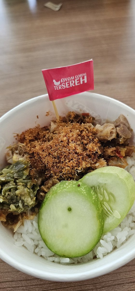 Menu makan malem hari iniii, nyobain Ayam Goreng TerSereh 

Suka banget deh sama serundengnyaaa🥹🫶🏻