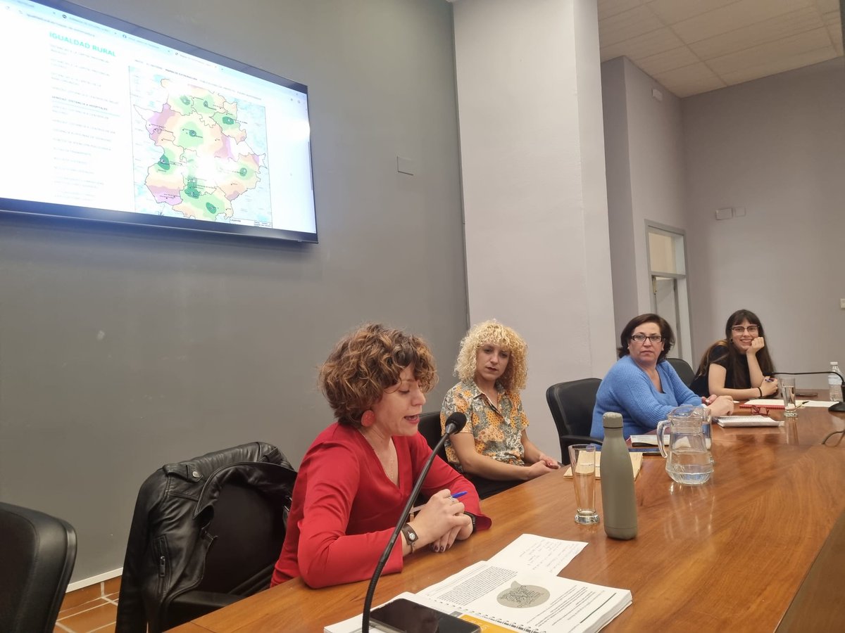 Facultad de Derecho UEX (@uexderecho) on Twitter photo Instantes del Coloquio "Mujeres, feminismos, ruralidades y política."
En el Salón de Grados "María Telo" de nuestra Facultad.
El pasado miércoles, 9 de abril. Organizan: profs. Ángel Calle y <a href="/AnaTMGB/">Ana Torrecillas</a>. Instantes del Coloquio "Mujeres, feminismos, ruralidades y política."
En el Salón de Grados "María Telo" de nuestra Facultad.
El pasado miércoles, 9 de abril. Organizan: profs. Ángel Calle y <a href="/AnaTMGB/">Ana Torrecillas</a>.