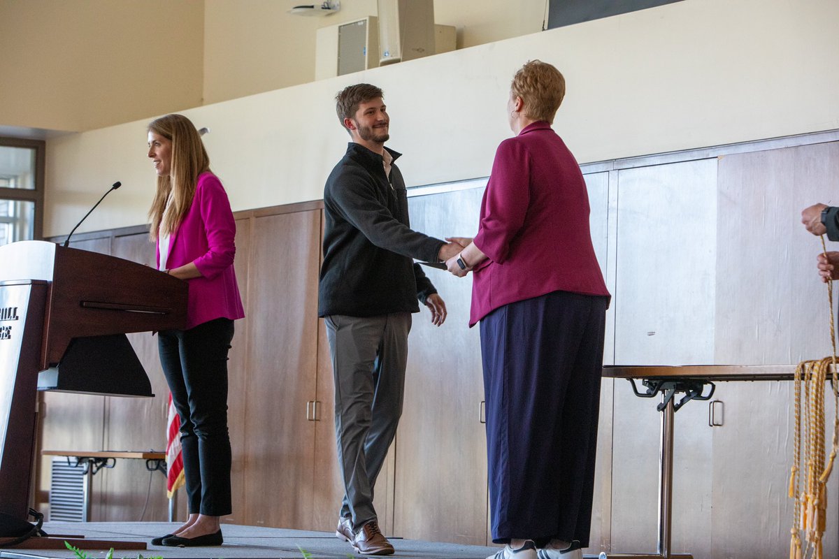 StonehillMBB's tweet image. Shoutout to our guy Nate Mcgill for being inducted into the inaugural Stonehill Chi Alpha Sigma Honor Society for his achievements in the classroom yesterday! ✍🏻
#GoHill #NECMBB