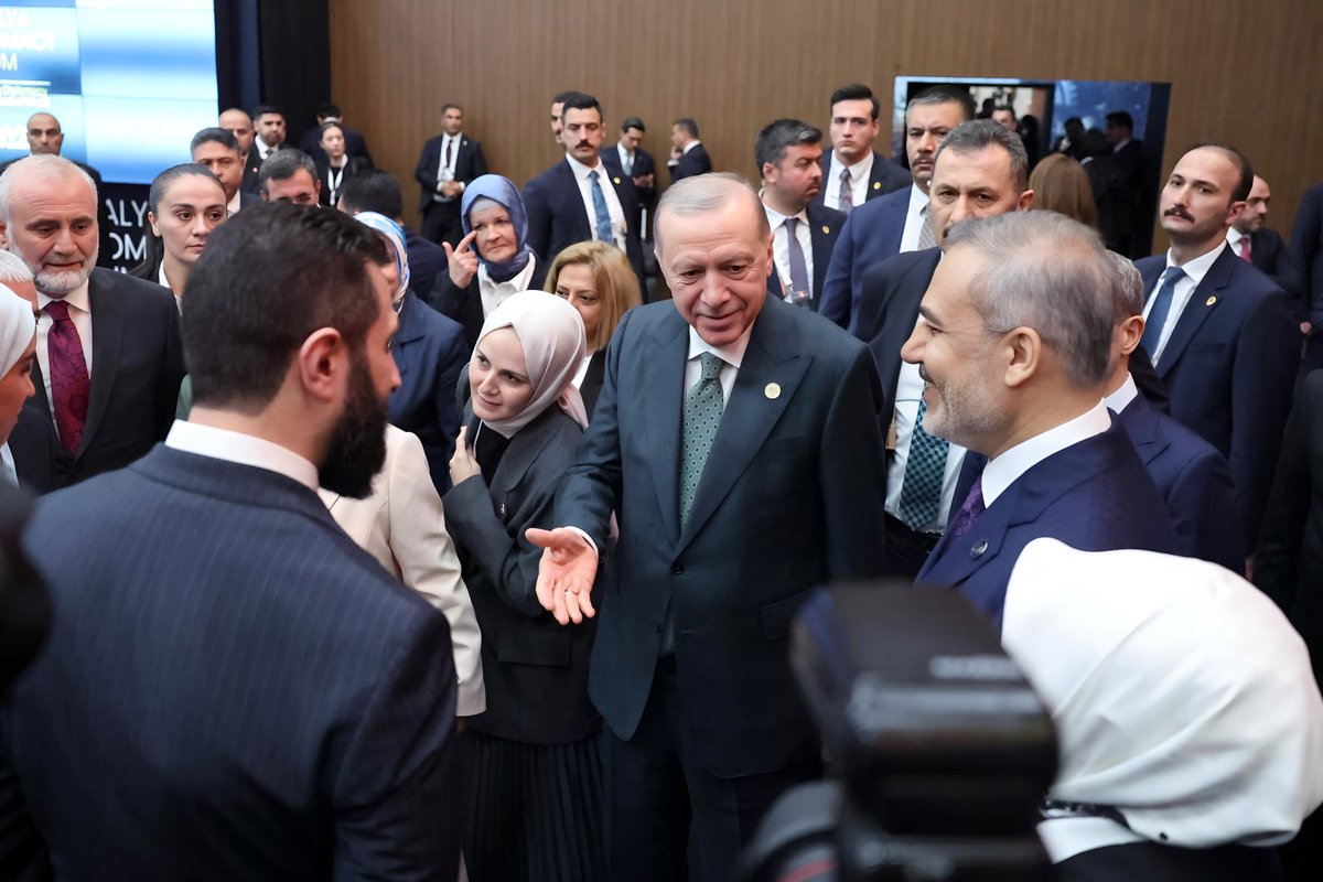 haberOCT's tweet photo. Cumhurbaşkanı Recep Tayyip Erdoğan, Suriye Cumhurbaşkanı Ahmed eş-Şara ve Dışişleri Bakanı Hakan Fidan Antalya Diplomasi Forumu'nda. https://t.co/J84PF5PQyR