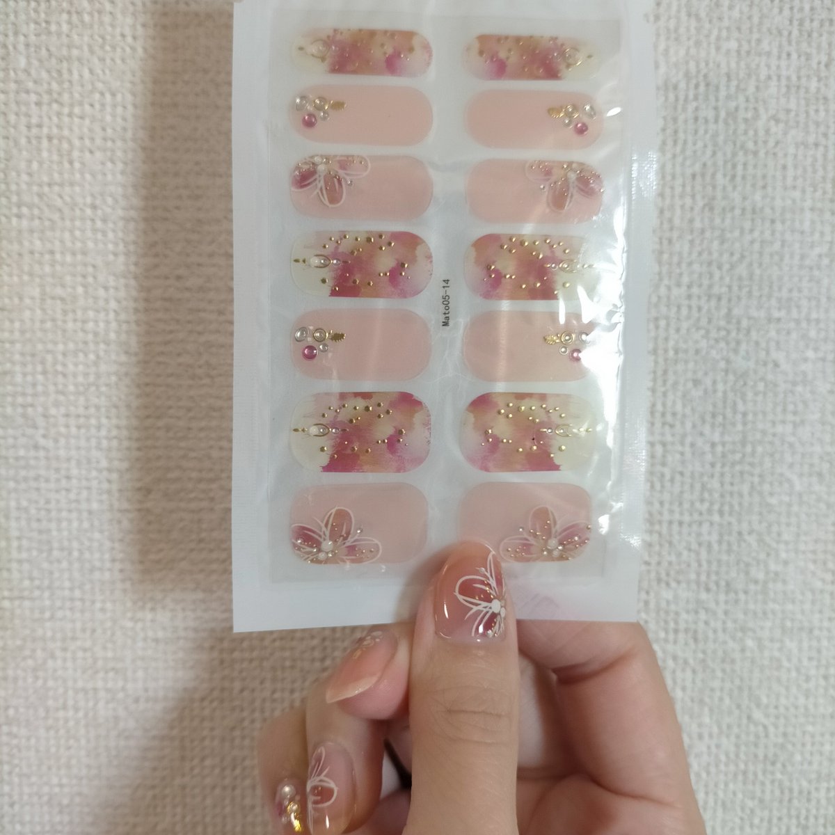hachi_nail's tweet photo. 親指の爪真ん中あたりに少し亀裂が入っちゃったので補強も兼ねてしばらくネイルシールにしようかな

このシール、手描き風のお花は可愛かったのだけど、ストーン・スタッズ風の印刷のせいでちょっとチープに感じる… https://t.co/jISnjn5c88