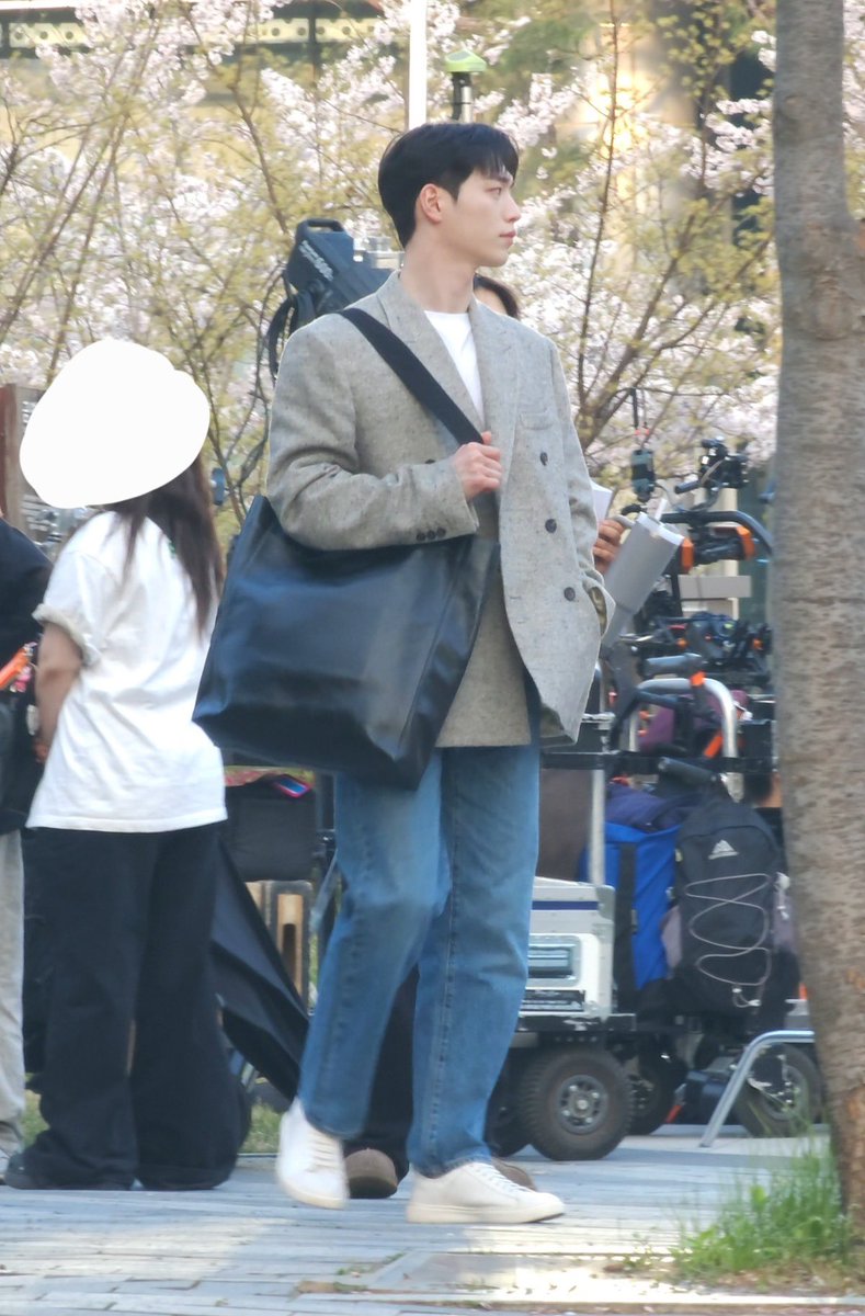 winter_1012's tweet photo. 보부상남친이야? 가방이 뭐가 저렇게 커 ㅋㅋㅋㅋㅋㅋㅋㅋㅋㅋㅋㅋㅋㅋㅋㅋㅋㅋㅋㅋㅋㅋㅋ https://t.co/u020Q4ufYa