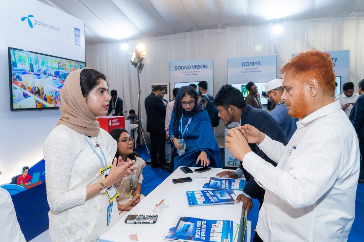 UNDP_BD's tweet photo. Moments from the #InvestmentSummit that inspired 🇧🇩! The Youth Entrepreneurship Expo, powered by @FuturenationBD and supported by @UNDP & @Grameenphone, showcased the power of ideas, innovation, and ambition. The future of #Bangladesh is bright! 
Explore: https://t.co/12dcZiEhe8
#UNDPBangladesh #UNDPBD #InvestBangladesh
