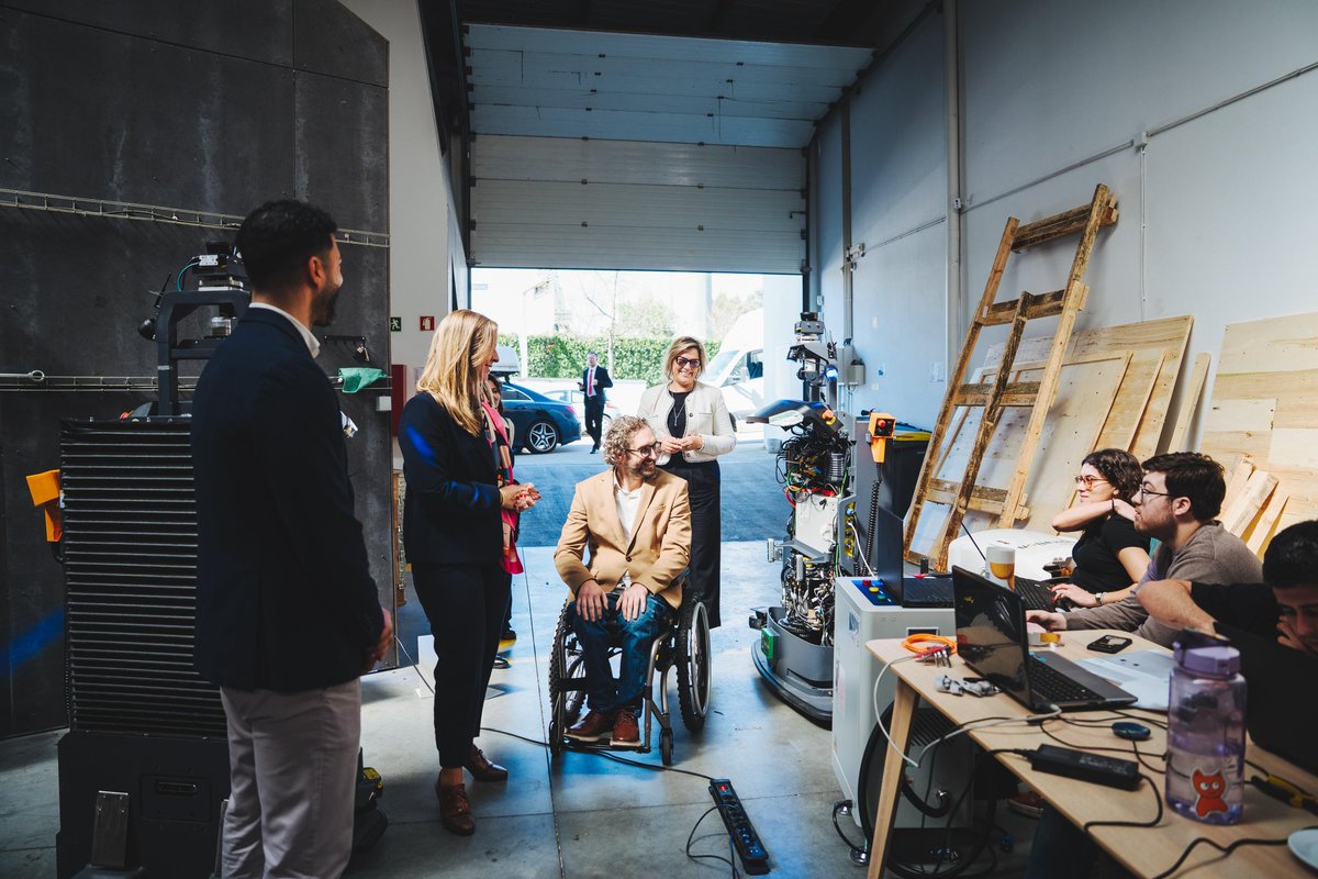 margaridalopes's tweet photo. 🚀 Visitámos a @FollowIRobotics, uma #startup portuguesa de base tecnológica, que apresenta soluções inovadoras em robótica avançada. Uma verdadeira referência em eficiência e colaboração. https://t.co/TyBchV24I1