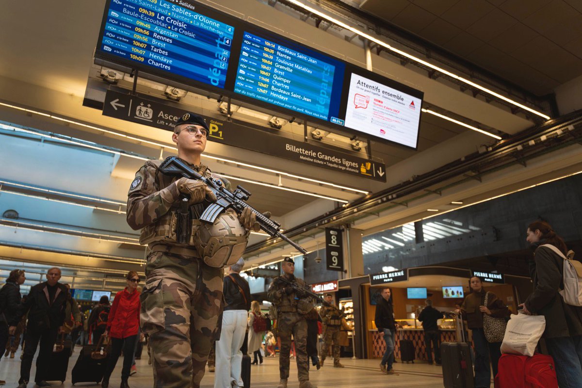 ZDS_Paris's tweet image. Pour que les Franciliens puissent partir sereinement en vacances, les soldats de l’opération #SENTINELLE n’en prennent pas.

Toujours #AVosCôtés pour assurer votre sécurité.