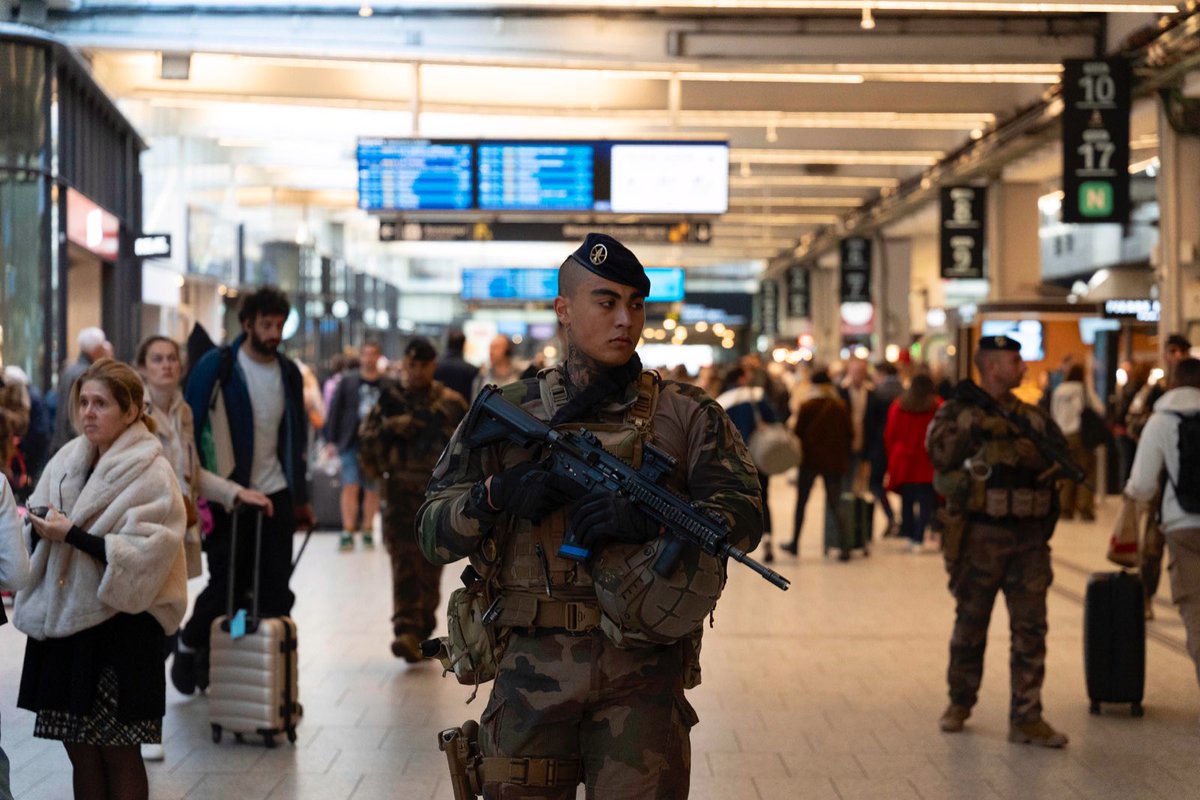 ZDS_Paris's tweet image. Pour que les Franciliens puissent partir sereinement en vacances, les soldats de l’opération #SENTINELLE n’en prennent pas.

Toujours #AVosCôtés pour assurer votre sécurité.