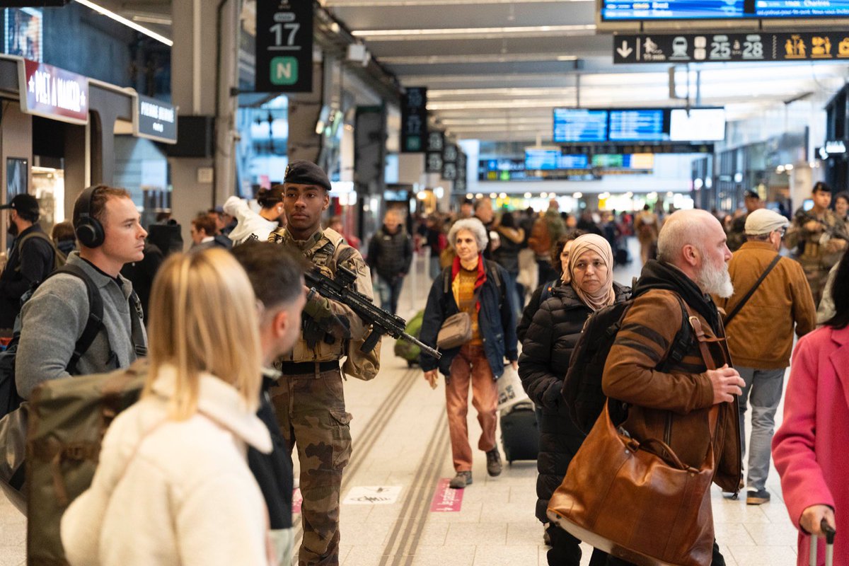 ZDS_Paris's tweet image. Pour que les Franciliens puissent partir sereinement en vacances, les soldats de l’opération #SENTINELLE n’en prennent pas.

Toujours #AVosCôtés pour assurer votre sécurité.