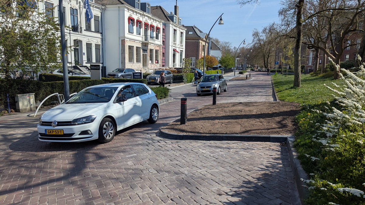 Een bypass voor fietsers door deze perkjes zou een hoop onveiligheid kunnen schelen <a href="/Gemeente_Zwolle/">Gemeente Zwolle</a> ...