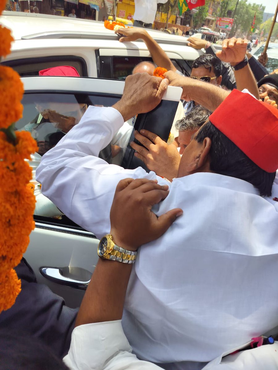 पंचायत सहायक संगठन उत्तर प्रदेश <a href="/PSSANGTHAN/">संस्थापक पंचायत सहायक संगठन उत्तर प्रदेश</a> प्र०सचिव अखिलेशG एवं जिलाध्यक्षG के द्वारा आज 11.4.2025 अलीगढ़ में
<a href="/samajwadiparty/">Samajwadi Party</a> राष्ट्रीय अध्यक्ष
श्री <a href="/yadavakhilesh/">Akhilesh Yadav</a> जी को ज्ञापन दिया गया
महोदय;आप पंचायत सहायकों की पीड़ा को समझेंगे और हमारे हक़ की आवाज़ उठाएंगे🙏🏻
<a href="/MPDharmendraYdv/">Dharmendra Yadav</a>