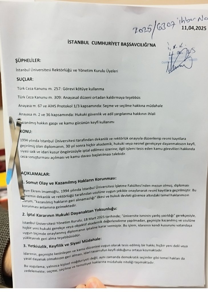 HasanKulaksiz's tweet photo. Değerli takipçilerim,

İBB Başkanı Ekrem İmamoğlu’nun 30 yıl önce aldığı ve resmi olarak onaylanmış üniversite diploması, İstanbul Üniversitesi tarafından hukuksuz, keyfi ve siyasi bir kararla iptal edilmiştir.

Bu, sıradan bir evrak iptali değildir.

Bu, hukukun hiçe sayılması, seçme-seçilme hakkının gaspı ve demokrasinin öldürülmesidir.

Bugün, bu açık anayasa ihlaline karşı İstanbul Cumhuriyet Başsavcılığı’na, İstanbul Üniversitesi rektörü ve yönetim kurulu üyeleri hakkında suç duyurusunda bulundum.

Bu mücadele, yalnızca Ekrem İmamoğlu’nun ya da benim mücadelem değil.

Bu, her bir yurttaşın özgürlüğünü, iradesini ve geleceğini savunma mücadelesidir.

Farklı görüşlerde olsak dahi, demokrasinin varlığını tehdit eden bu tehlikeye karşı birlikteyiz.

Ya susacak ve teslim olacağız, ya da hukuk ve demokrasi için sonuna kadar dik duracağız!

Hasan Kulaksız 
LDP eski Gnl Bşk Yrd 

@ekrem_imamoglu 
@selinsayekboke 
@eczozgurozel 
@herkesicinCHP