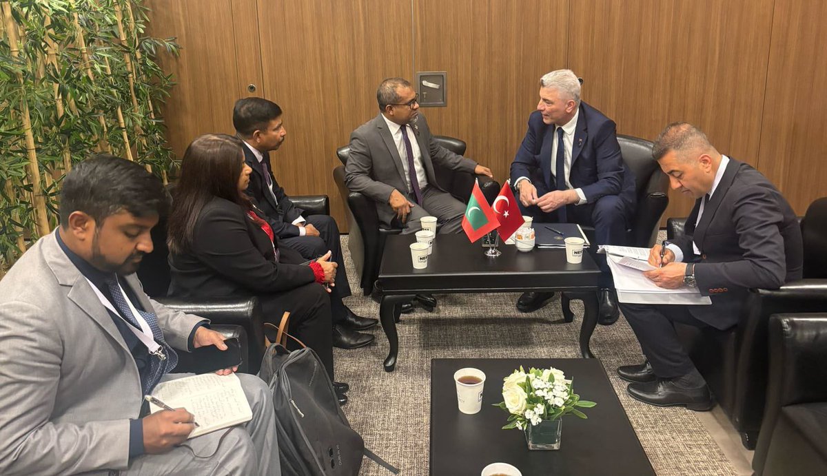 Ministry of Foreign Affairs 🇲🇻 (@mofamv) on Twitter photo Minister of Foreign Affairs Dr. <a href="/abkhaleel/">Abdulla Khaleel</a> met the Minister of Trade of Türkiye, Prof Dr. <a href="/omerbolatTR/">Prof. Dr. Ömer Bolat</a>, today.
They shared insights on increasing trade and economic ties between the two countries. Minister of Foreign Affairs Dr. <a href="/abkhaleel/">Abdulla Khaleel</a> met the Minister of Trade of Türkiye, Prof Dr. <a href="/omerbolatTR/">Prof. Dr. Ömer Bolat</a>, today.
They shared insights on increasing trade and economic ties between the two countries.