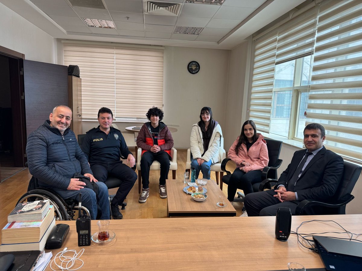 Muş Bahçeşehir Koleji olarak, Polis Teşkilatı Haftası kapsamında Kurucumuz Sn. Serdal Arslan, Lise Müdürümüz Sn. Bülent Yıldırım ve öğrencilerimiz ile birlikte İl Emniyet Müdürü Sn. Serkan Karaman ve İl Emniyet Müdür Yardımcısı Sn. Burak Hayrettin Doğansoy’u ziyaret ettiler.