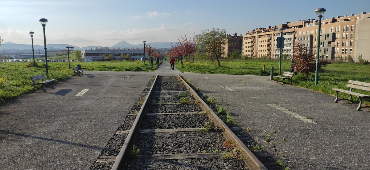 📷🚂He ido por la antigua vía del Plazaola y le he dicho a la IA que me haga una foto de cómo era antes.

memoriasdelviejopamplona.com/2017/04/asi-vi…