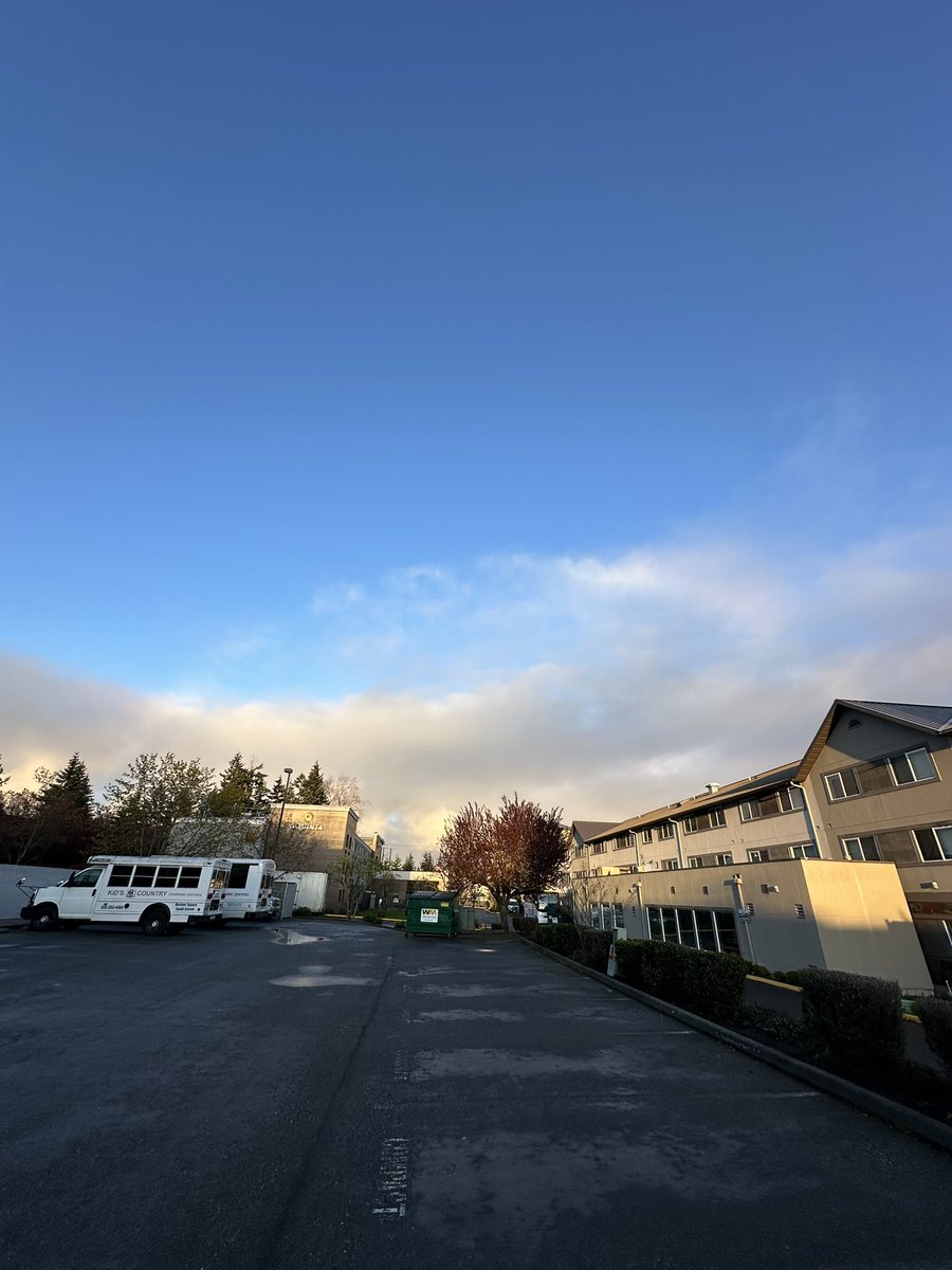 Getmypopcorn's tweet photo. Someone please explain how this geobow, #chembow tai-bow, rainbow maintains the exact arc once the actual rainbow disappears after the rain stopped. As in 10 mins later. 
Is the geoengineering attracted to/designed to block certain wavelengths of visible light? https://t.co/CGuDz14dL9
