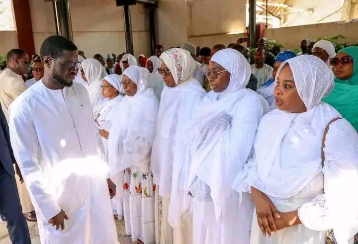 CoinduDroit's tweet photo. 🔴#Sénégal Décès du président du conseil constitutionnel M. Mamadou Badio Camara le 10 avril 2025.

L'homme avait marqué l'histoire en refusant de repousser l'élection présidentielle de 2024 et a rejeté toutes manœuvres pour que Macky Sall se maintienne au pouvoir.  #Faye #Sonko https://t.co/SfgJrfOyOW