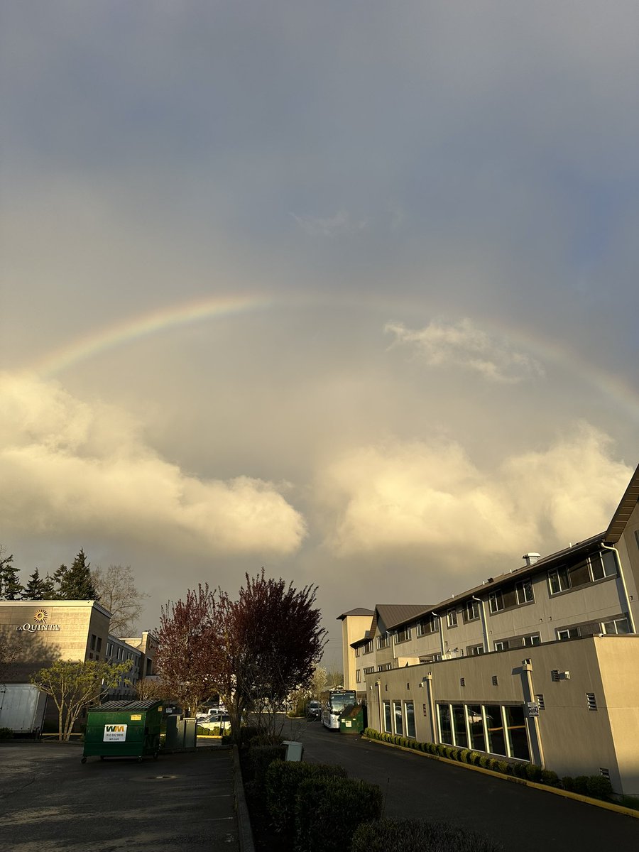 Getmypopcorn's tweet photo. WTF?
Someone please explain how this geobow, #chembow rainbow maintains the exact arc once the actual rainbow disappears after the rain stopped. ~10 mins later. 
Is the geoengineering attracted to/designed to block certain wavelengths of visible light? https://t.co/dNaOaS1UhF