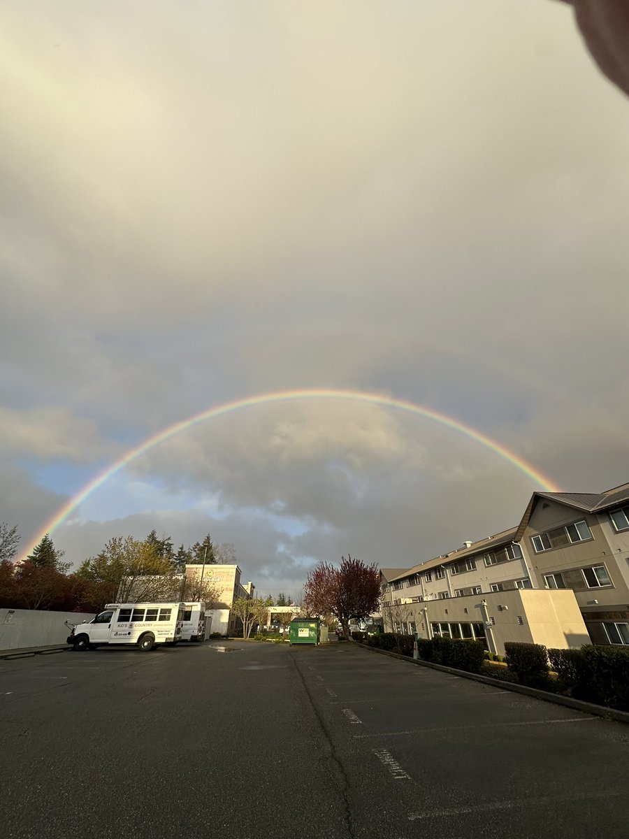 Getmypopcorn's tweet photo. WTF?
Someone please explain how this geobow, #chembow rainbow maintains the exact arc once the actual rainbow disappears after the rain stopped. ~10 mins later. 
Is the geoengineering attracted to/designed to block certain wavelengths of visible light? https://t.co/dNaOaS1UhF