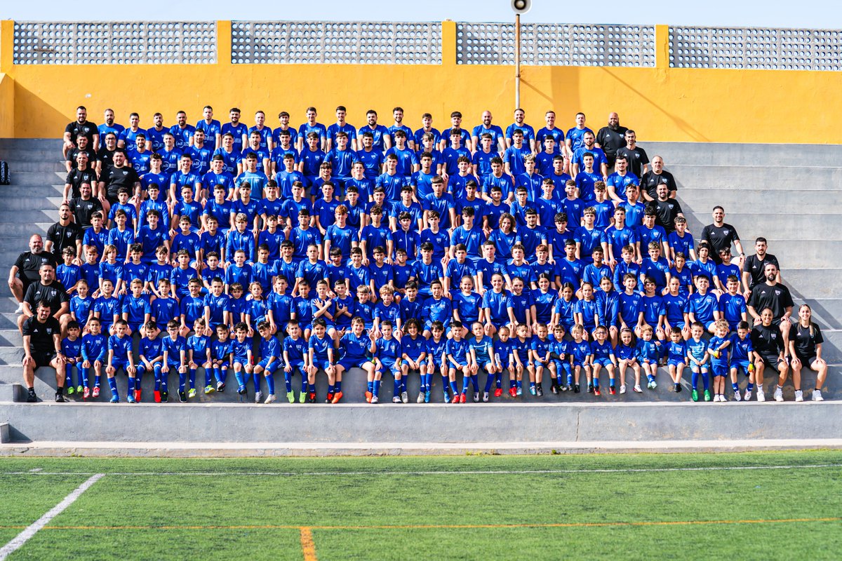 AtalayaUD's tweet photo. El fútbol es nuestra identidad. El barrio, nuestra fuerza. Y esta foto, nuestro renacer. 💛💙 #AhoraMasQueNunca #guiaesdeporte #udatalaya https://t.co/OjgjWkikw1