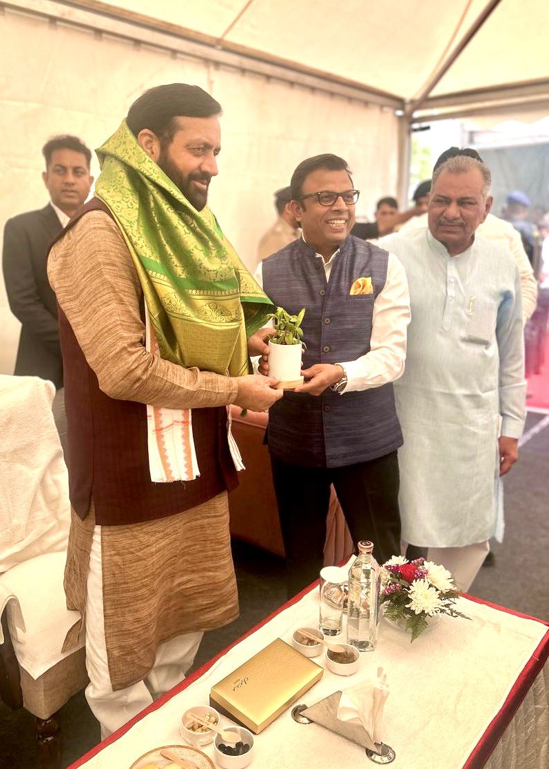 rajneeeshkumar's tweet photo. It was a privilege to meet Haryana CM Hon’ble Shri @NayabSainiBJP ji; Had a great discussion on how @Flipkart can further empower #farmers & MSMEs with tech & e-commerce. Imagine Haryana’s #kinnows reaching global markets! With over 2.6L+ sellers, 1.3L+ jobs & counting, we’re proud of the impact we’re making in rhe state; More to come with new logistics in Manesar in addition to over 5.6 million square ft modem warehousing space. 
#HaryanaRising #FlipkartSamarth @cmohry @DiprHaryana @PMOIndia @mdhsiidc