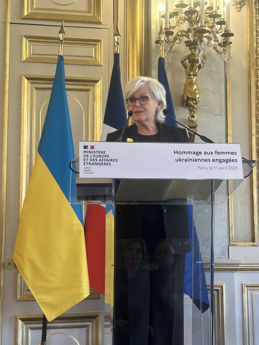 isabelle_blin's tweet image. Discours de @RomeIsabelle en hommage à Victoria Amélina qui avait pris la plume en signe de résistance. Elle souligne son talent, son humilité et son empathie. Elle rappelle que la France condamne fermement la déportation d’enfants Ukrainiens.