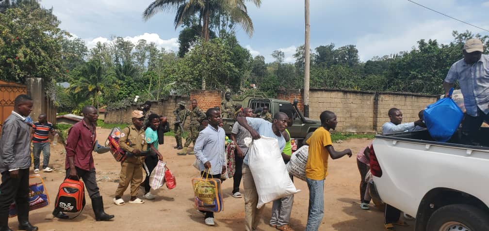 FredMASTAKI6's tweet photo. Récemment libérés par les forces de la coalition @FARDC_officiel-@MODVA_UPDF, 41 ex-otages de l'ADF dont : 13 femmes ( 03 burundaises et 01 ougandaise ) et 08 enfants ont été remis à la société civile de #Beni ville et à la fondation #Bridgeway https://t.co/ToNutBQ4Ge