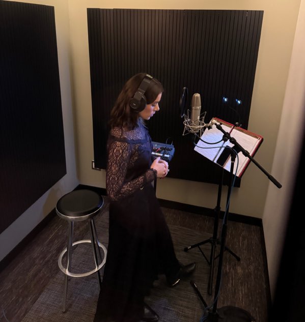 dobnya's tweet photo. WOWWW Hailee singer is back finally in my head this brings me closer to hs1 👀🩷 https://t.co/dkET3rlCK7