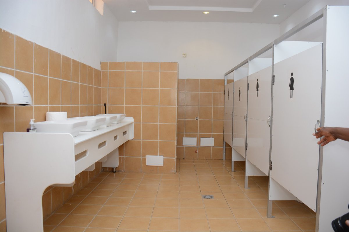 TheCameroonianZ's tweet photo. Mise en service officielle des toilettes publiques à Yaoundé.

La première phase concerne les sites suivants :

- Marché Mokolo
- Face cathédrale
- Pharmacie du Soleil
- Palais des Sports https://t.co/SdJA0KTods