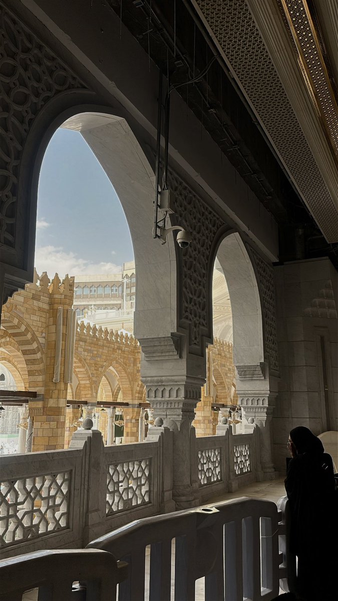 يوم الجمعه 
وخطبه اليوم بصوت ماهر المعيقلي 
 و الدنيا غيوم ، وهبايب خفيفه 
وريحة العود في كل مكاااان 
- عشوائيات أقل مايُقال عنها نعيّم عظيم♥️♥️ -
" الحمدلله "