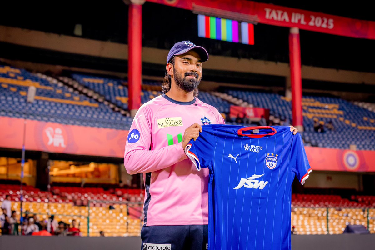 bengalurufc's tweet photo. ನಮ್ಮ ಹುಡುಗ, ನಮ್ಮ ಹೆಮ್ಮೆ! 🟡🔴

KL Rahul, a #FriendOfBFC through and through. 🔵

#WeAreBFC #MBSGBFC #ಒಟ್ಟಿಗೆ #Ottige #ISLFinal https://t.co/KYmV1vOQ2n