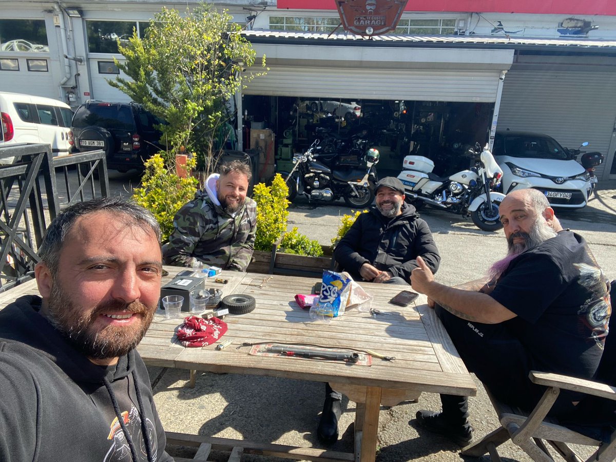 inan__arslan's tweet photo. Konu #harleydevidson bu arkadaşlar harleye fısıldayan adamlar…
#cuma https://t.co/5oTwqUika4