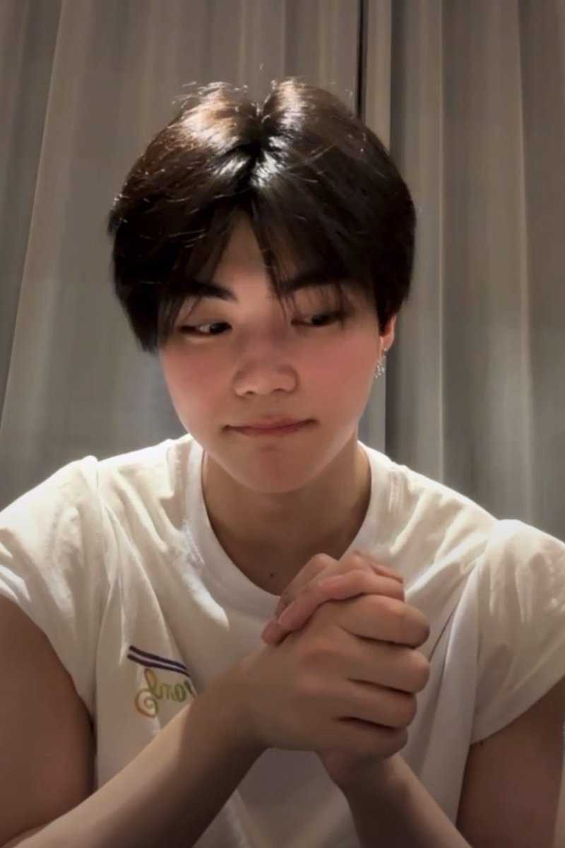스물한살. 그것도 184cm 라는 키를 가진 건장한 남자 얼굴이 이렇게 생겻을리가 없잖아..      말이안되잔아….    당장 베이비필터 삭제해 정정당당하게 승부보자