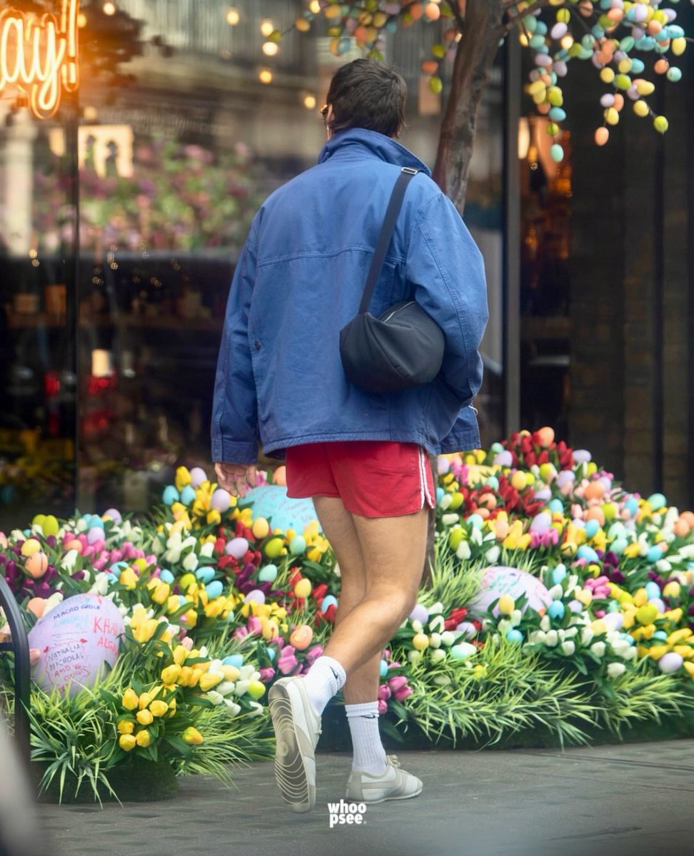 hsdcandids's tweet photo. More Harry out and about in London - April 8 https://t.co/oOf7Pnveaq