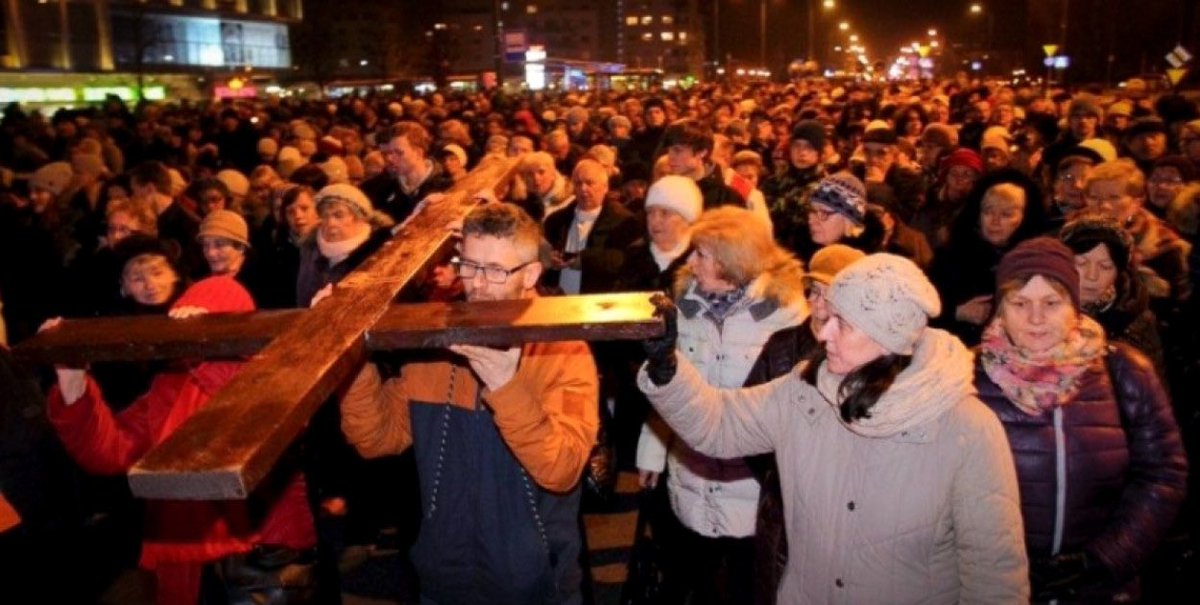 MiastoUrsynow's tweet photo. Dziś wieczorem procesje Drogi Krzyżowej na Ursynowie. Największa w naszej dzielnicy odbędzie się w parafii @PWP_Warszawa i przejdzie ulicami osiedla #Jary…https://t.co/CUtaDvPquh https://t.co/Mo8xX6yGzq