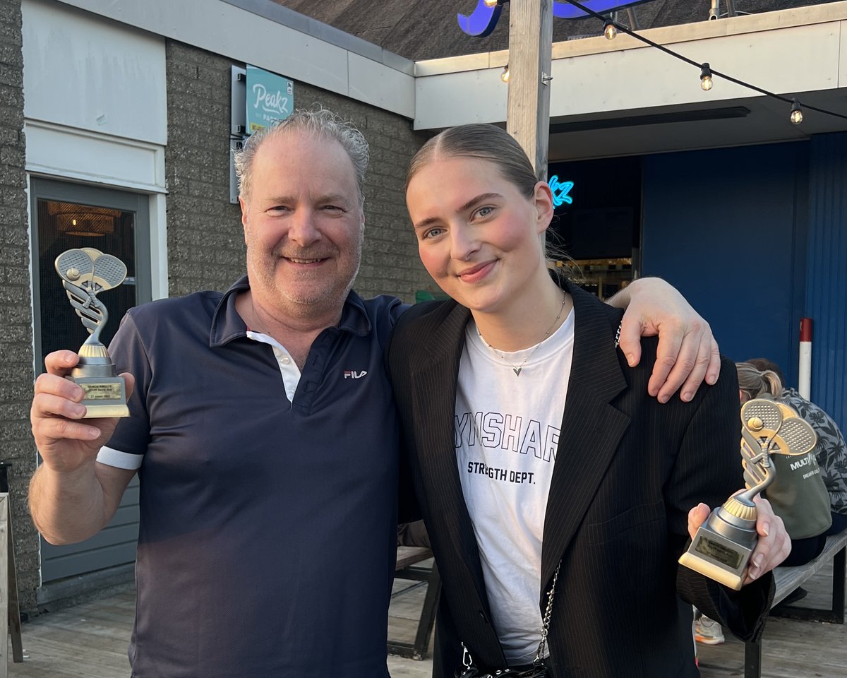 VORMSHOP038's tweet photo. Rematch! Het JOUW x Vormshop padeluitje. 🎾 

Een samenvatting: 

- De ballen vlogen ons om de oren; 
- Richting de andere banen.
- En: s-p-i-e-r-p-i-j-n.

Maar het was ook dit jaar weer een groot succes. Met Joep en Sophie als eerlijke winnaars. 🏆

Volgend jaar weer? https://t.co/zgw8xeDpRZ