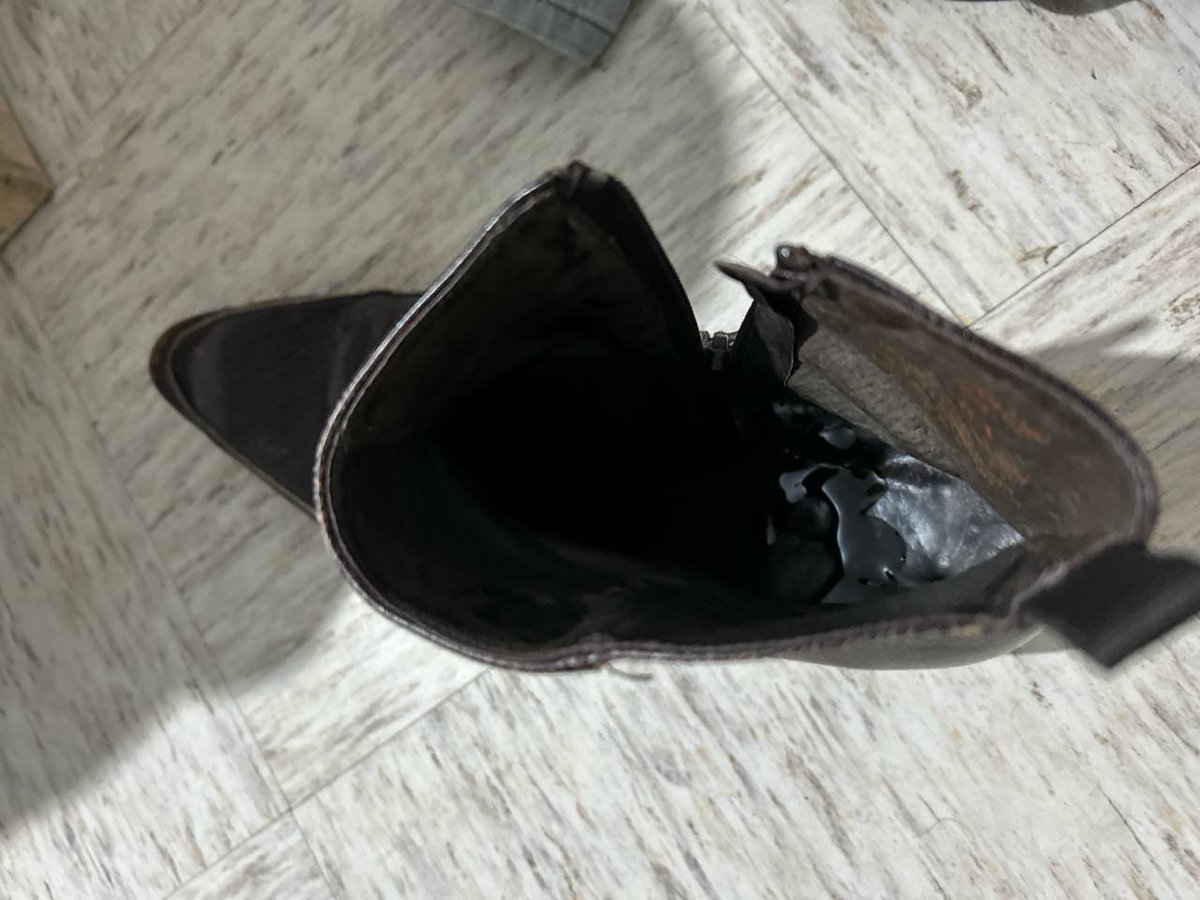 SuitsMorbo's tweet photo. No nos aguantamos las ganas y nos cogimos nuestras botas 🥵🤤 
¿Alguien que quiera olerlas? 

#botas #vaqueros #gay #botasvaqueras #boots #fetiche #zapatos https://t.co/njqEOkiXnC
